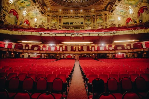 The Chicago Theatre Tour Experience
